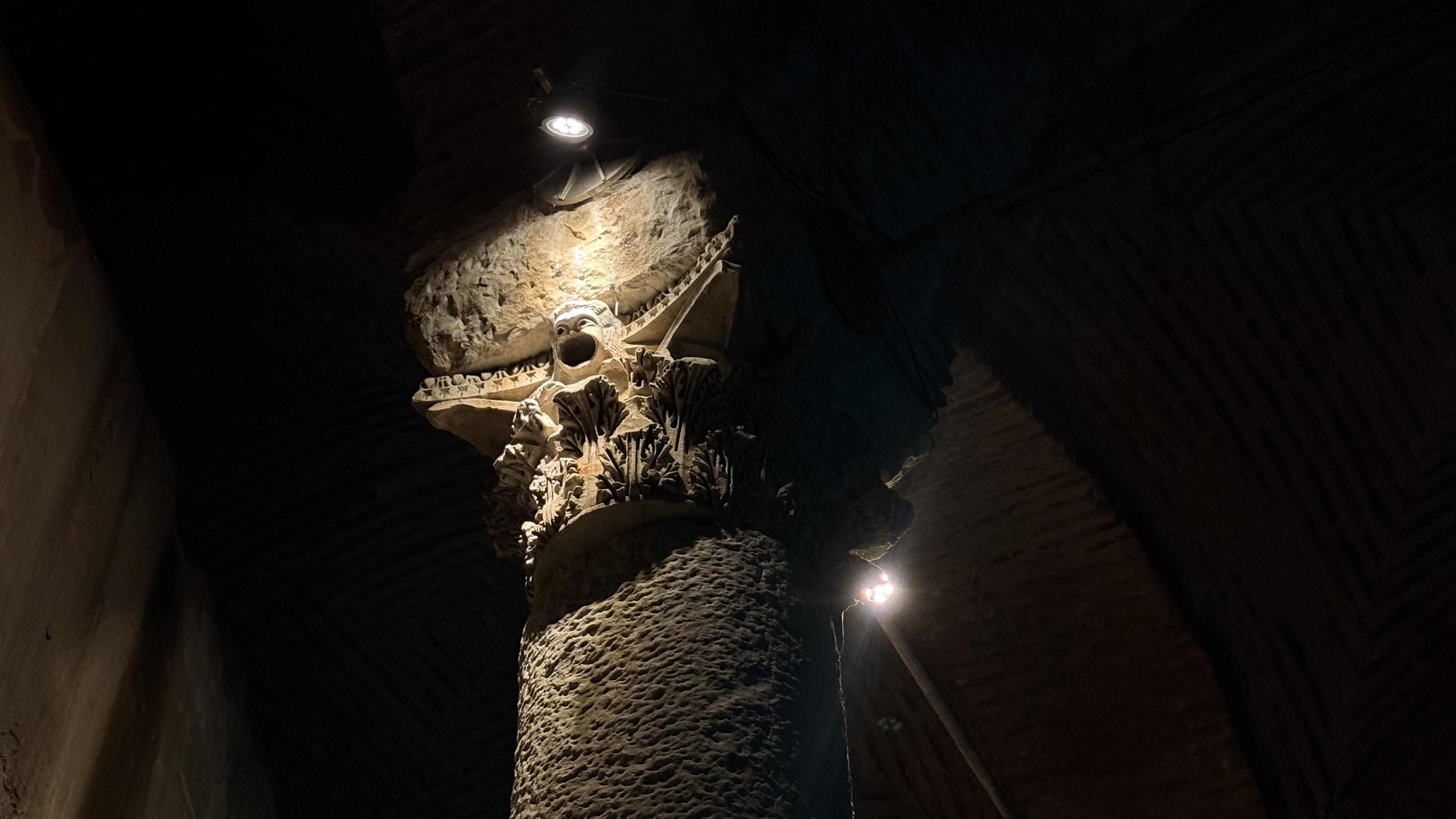 Columna con Máscara Teatral