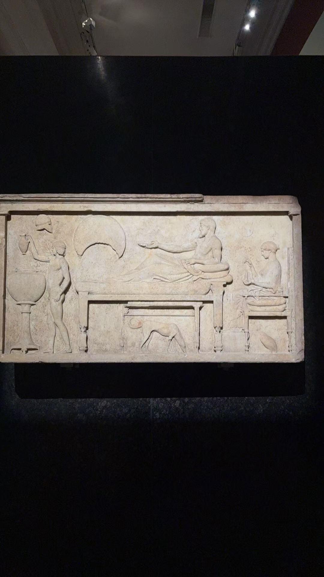 Relieve de Thasos: Estela Funeraria con una Escena de Banquete