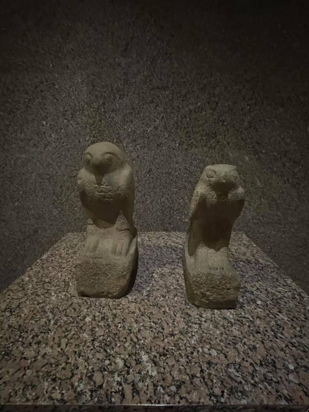 两尊鹰像