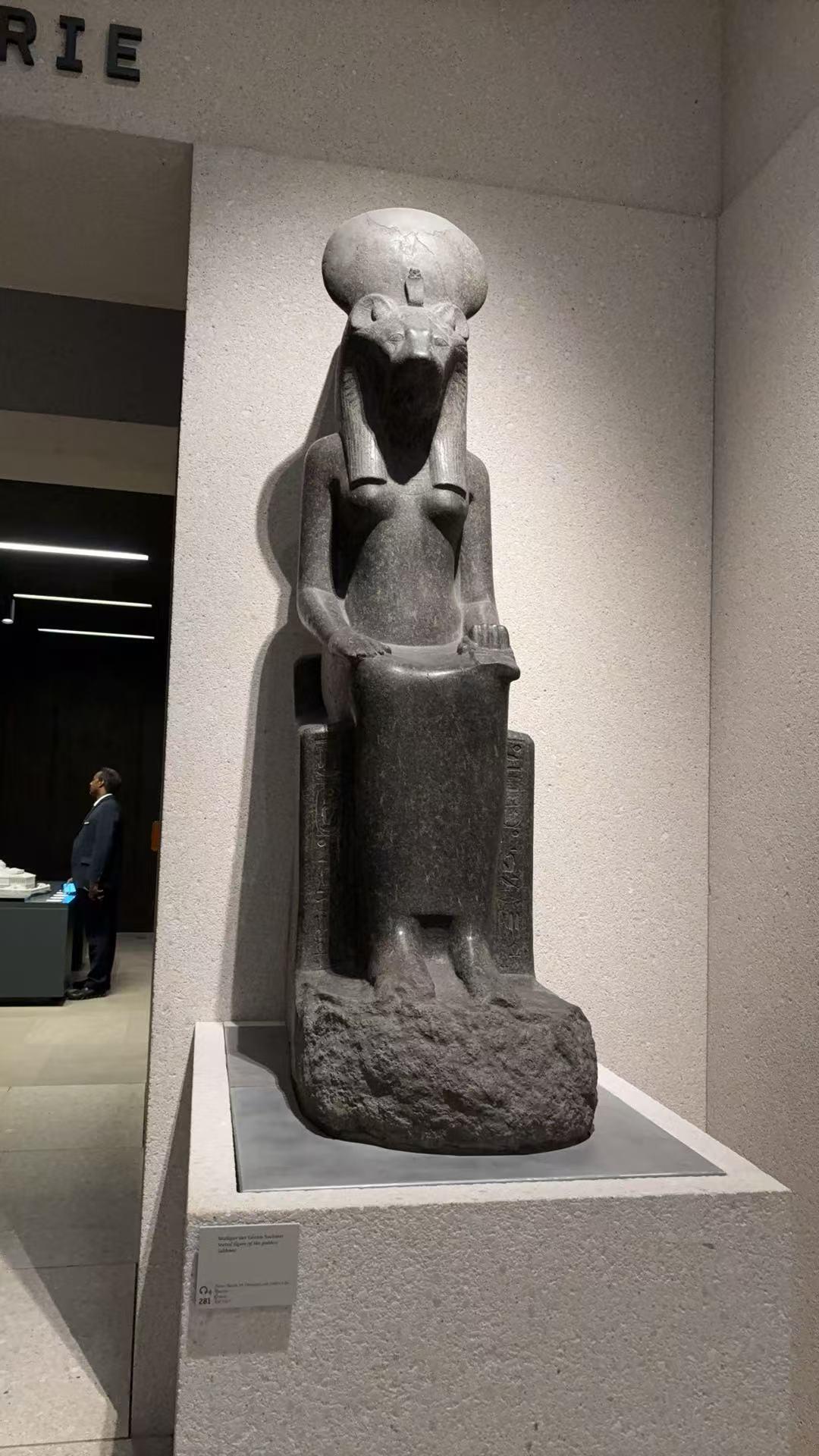 狮头女神塞赫麦特坐像