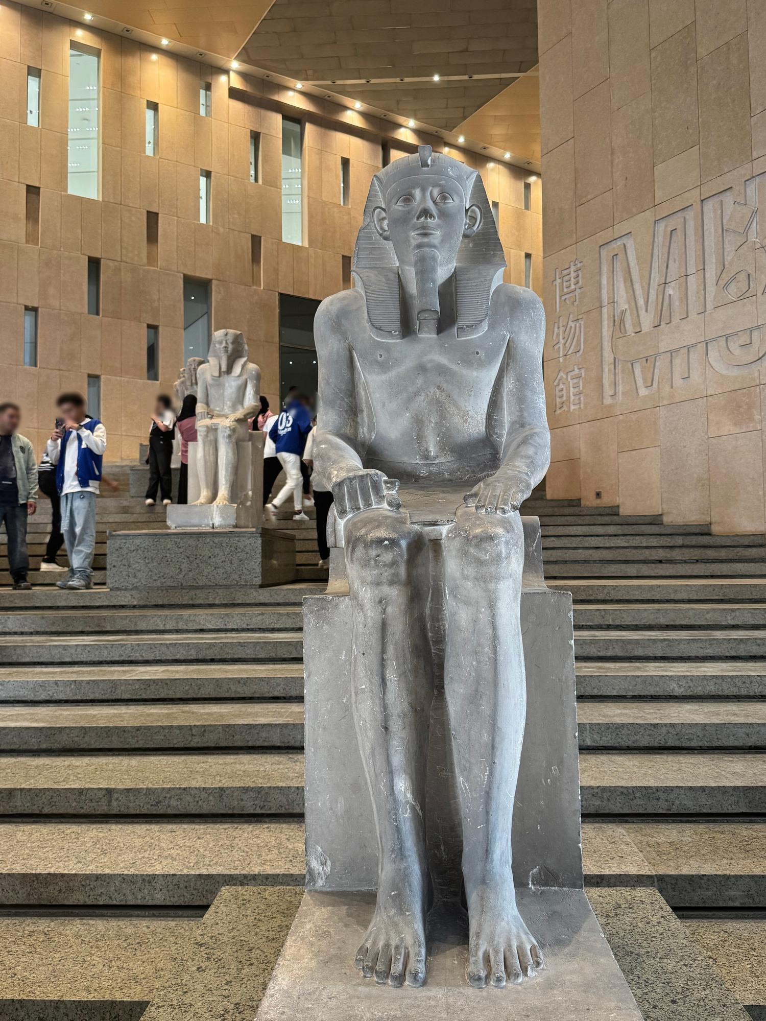 セヌウセレト1世王の群像