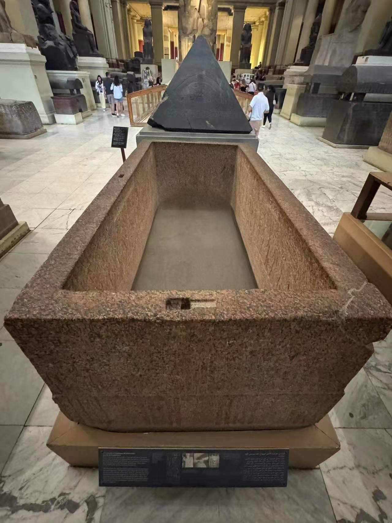 Merenptah ve Psusennes I'in Kırmızı Granit Lahdi